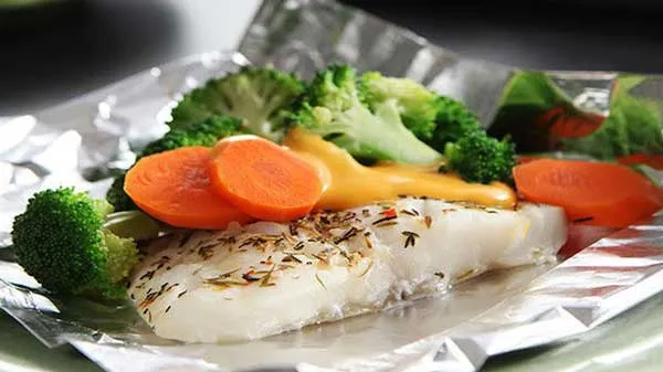 mantener Poner la mesa frio Pescado al horno con verduras en papel aluminio en papillote