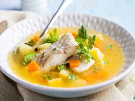Como-preparar-un-delicioso-caldo-de-pescado-casero-con-vegetales